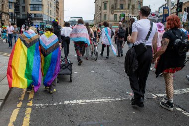 Glasgow Gururu 20 Temmuz 2024. Geleneksel Onur Yürüyüşü sırasında Glasgow UK sokakları renklerle sırılsıklam olmuştu. Festival Parkı 'ndan Glasgow Green' e kadar. Şehir, LGBT 'yi destekleyen gökkuşağı bayraklarından oluşan bir denizdi.+ 