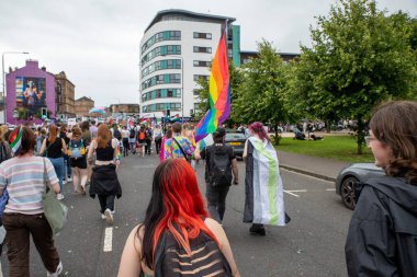 Glasgow Gururu 20 Temmuz 2024. Geleneksel Onur Yürüyüşü sırasında Glasgow UK sokakları renklerle sırılsıklam olmuştu. Festival Parkı 'ndan Glasgow Green' e kadar. Şehir, LGBT 'yi destekleyen gökkuşağı bayraklarından oluşan bir denizdi.+ 