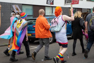Glasgow Gururu 20 Temmuz 2024. Geleneksel Onur Yürüyüşü sırasında Glasgow UK sokakları renklerle sırılsıklam olmuştu. Festival Parkı 'ndan Glasgow Green' e kadar. Şehir, LGBT 'yi destekleyen gökkuşağı bayraklarından oluşan bir denizdi.+ 