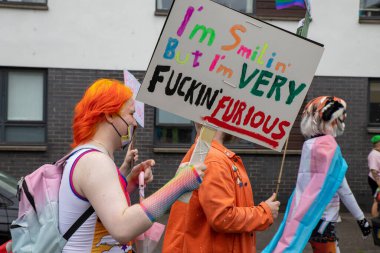 Glasgow Gururu 20 Temmuz 2024. Geleneksel Onur Yürüyüşü sırasında Glasgow UK sokakları renklerle sırılsıklam olmuştu. Festival Parkı 'ndan Glasgow Green' e kadar. Şehir, LGBT 'yi destekleyen gökkuşağı bayraklarından oluşan bir denizdi.+ 