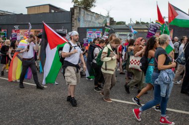 Glasgow Gururu 20 Temmuz 2024. Geleneksel Onur Yürüyüşü sırasında Glasgow UK sokakları renklerle sırılsıklam olmuştu. Festival Parkı 'ndan Glasgow Green' e kadar. Şehir, LGBT 'yi destekleyen gökkuşağı bayraklarından oluşan bir denizdi.+ 