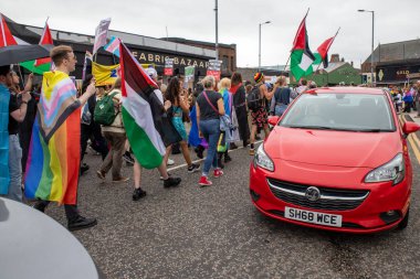 Glasgow Gururu 20 Temmuz 2024. Geleneksel Onur Yürüyüşü sırasında Glasgow UK sokakları renklerle sırılsıklam olmuştu. Festival Parkı 'ndan Glasgow Green' e kadar. Şehir, LGBT 'yi destekleyen gökkuşağı bayraklarından oluşan bir denizdi.+ 