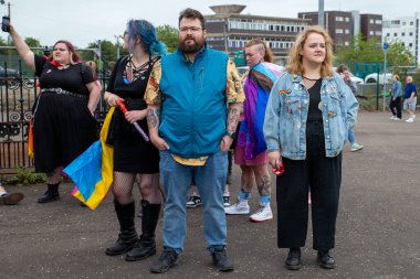 Glasgow Gururu 20 Temmuz 2024. Geleneksel Onur Yürüyüşü sırasında Glasgow UK sokakları renklerle sırılsıklam olmuştu. Festival Parkı 'ndan Glasgow Green' e kadar. Şehir, LGBT 'yi destekleyen gökkuşağı bayraklarından oluşan bir denizdi.+ 