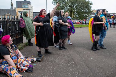 Glasgow Gururu 20 Temmuz 2024. Geleneksel Onur Yürüyüşü sırasında Glasgow UK sokakları renklerle sırılsıklam olmuştu. Festival Parkı 'ndan Glasgow Green' e kadar. Şehir, LGBT 'yi destekleyen gökkuşağı bayraklarından oluşan bir denizdi.+ 