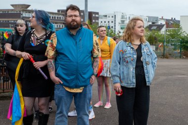 Glasgow Gururu 20 Temmuz 2024. Geleneksel Onur Yürüyüşü sırasında Glasgow UK sokakları renklerle sırılsıklam olmuştu. Festival Parkı 'ndan Glasgow Green' e kadar. Şehir, LGBT 'yi destekleyen gökkuşağı bayraklarından oluşan bir denizdi.+ 