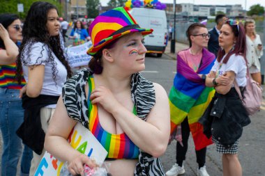 Glasgow Gururu 20 Temmuz 2024. Geleneksel Onur Yürüyüşü sırasında Glasgow UK sokakları renklerle sırılsıklam olmuştu. Festival Parkı 'ndan Glasgow Green' e kadar. Şehir, LGBT 'yi destekleyen gökkuşağı bayraklarından oluşan bir denizdi.+ 