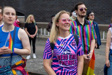 Glasgow Gururu 20 Temmuz 2024. Geleneksel Onur Yürüyüşü sırasında Glasgow UK sokakları renklerle sırılsıklam olmuştu. Festival Parkı 'ndan Glasgow Green' e kadar. Şehir, LGBT 'yi destekleyen gökkuşağı bayraklarından oluşan bir denizdi.+ 