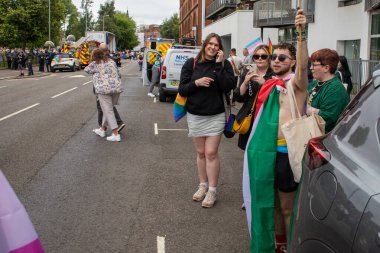 Glasgow Gururu 20 Temmuz 2024. Geleneksel Onur Yürüyüşü sırasında Glasgow UK sokakları renklerle sırılsıklam olmuştu. Festival Parkı 'ndan Glasgow Green' e kadar. Şehir, LGBT 'yi destekleyen gökkuşağı bayraklarından oluşan bir denizdi.+ 