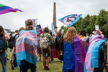 Glasgow Gururu 20 Temmuz 2024. Geleneksel Onur Yürüyüşü sırasında Glasgow UK sokakları renklerle sırılsıklam olmuştu. Festival Parkı 'ndan Glasgow Green' e kadar. Şehir, LGBT 'yi destekleyen gökkuşağı bayraklarından oluşan bir denizdi.+ 