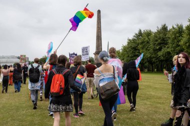 Glasgow Gururu 20 Temmuz 2024. Geleneksel Onur Yürüyüşü sırasında Glasgow UK sokakları renklerle sırılsıklam olmuştu. Festival Parkı 'ndan Glasgow Green' e kadar. Şehir, LGBT 'yi destekleyen gökkuşağı bayraklarından oluşan bir denizdi.+ 