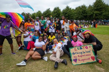 Glasgow Gururu 20 Temmuz 2024. Geleneksel Onur Yürüyüşü sırasında Glasgow UK sokakları renklerle sırılsıklam olmuştu. Festival Parkı 'ndan Glasgow Green' e kadar. Şehir, LGBT 'yi destekleyen gökkuşağı bayraklarından oluşan bir denizdi.+ 