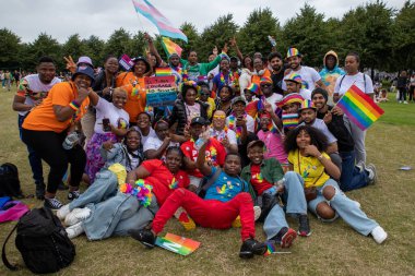 Glasgow Gururu 20 Temmuz 2024. Geleneksel Onur Yürüyüşü sırasında Glasgow UK sokakları renklerle sırılsıklam olmuştu. Festival Parkı 'ndan Glasgow Green' e kadar. Şehir, LGBT 'yi destekleyen gökkuşağı bayraklarından oluşan bir denizdi.+ 