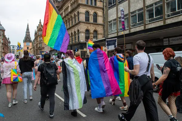 Glasgow Gururu 20 Temmuz 2024. Geleneksel Onur Yürüyüşü sırasında Glasgow UK sokakları renklerle sırılsıklam olmuştu. Festival Parkı 'ndan Glasgow Green' e kadar. Şehir, LGBT 'yi destekleyen gökkuşağı bayraklarından oluşan bir denizdi.+ 