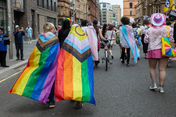 Glasgow Gururu 20 Temmuz 2024. Geleneksel Onur Yürüyüşü sırasında Glasgow UK sokakları renklerle sırılsıklam olmuştu. Festival Parkı 'ndan Glasgow Green' e kadar. Şehir, LGBT 'yi destekleyen gökkuşağı bayraklarından oluşan bir denizdi.+ 