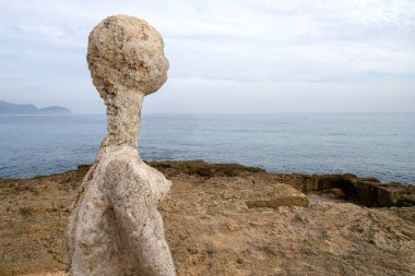 Joan Bennssar 'ın heykelleri. Mallorca, Can Picafort, Akdeniz 'in yeni Ithaca' sı doğumlu bir ressam ve heykeltıraş. Puertos de Alga Marina, Plaza de Cervantes 'ten Son Baul plajına kadar olan Can Picafort kıyı şeridi boyunca yer almaktadır.