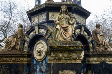 Saracen Çeşmesi, Alexandra Park, Glasgow, İskoçya 'da bulunan süslü çeşme. İngiltere. 1901 Glasgow Uluslararası Sergisi için Macfarlane and Co. 'nun Saracen Dökümhanesi tarafından dökme demirden yapılmıştır. 