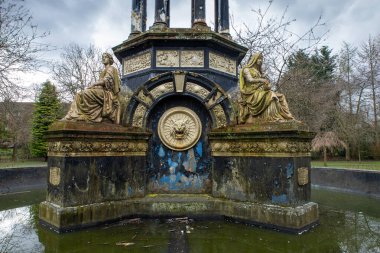 Saracen Çeşmesi, Alexandra Park, Glasgow, İskoçya 'da bulunan süslü çeşme. İngiltere. 1901 Glasgow Uluslararası Sergisi için Macfarlane and Co. 'nun Saracen Dökümhanesi tarafından dökme demirden yapılmıştır. 