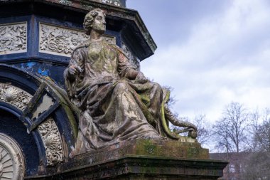 Saracen Çeşmesi, Alexandra Park, Glasgow, İskoçya 'da bulunan süslü çeşme. İngiltere. 1901 Glasgow Uluslararası Sergisi için Macfarlane and Co. 'nun Saracen Dökümhanesi tarafından dökme demirden yapılmıştır. 