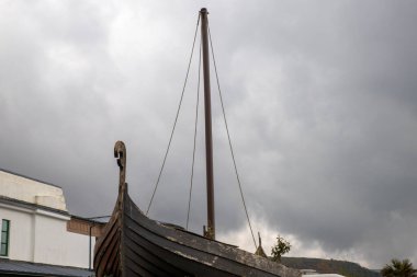 Largs 'daki Viking gemisi. İskoçya 'da bir kasaba. İskelesi olan popüler bir sahil beldesi olan kasaba, Vikinglerle olan tarihi bağlantıları ve her yıl Eylül ayı başlarında bir festival düzenleniyor. 
