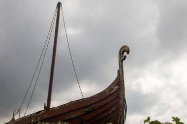 Largs 'daki Viking gemisi. İskoçya 'da bir kasaba. İskelesi olan popüler bir sahil beldesi olan kasaba, Vikinglerle olan tarihi bağlantıları ve her yıl Eylül ayı başlarında bir festival düzenleniyor. 