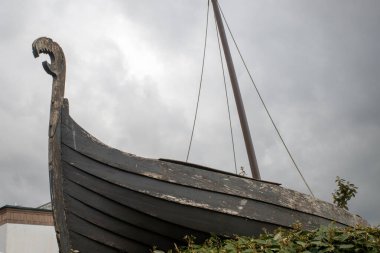 Largs 'daki Viking gemisi. İskoçya 'da bir kasaba. İskelesi olan popüler bir sahil beldesi olan kasaba, Vikinglerle olan tarihi bağlantıları ve her yıl Eylül ayı başlarında bir festival düzenleniyor. 