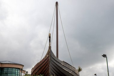 Largs 'daki Viking gemisi. İskoçya 'da bir kasaba. İskelesi olan popüler bir sahil beldesi olan kasaba, Vikinglerle olan tarihi bağlantıları ve her yıl Eylül ayı başlarında bir festival düzenleniyor. 