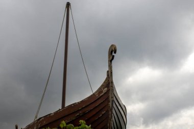 Largs 'daki Viking gemisi. İskoçya 'da bir kasaba. İskelesi olan popüler bir sahil beldesi olan kasaba, Vikinglerle olan tarihi bağlantıları ve her yıl Eylül ayı başlarında bir festival düzenleniyor. 