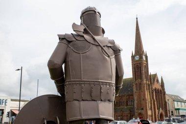 İskoçya 'nın Largs kentindeki Viking Magnus' un 4 metre yüksekliğindeki çelik heykeli. İngiltere. 2013 yılında, 1263 yılındaki Largs Savaşı 'nın 750. yıldönümü anısına dikilmiştir. Largs, Kuzey Ayrshire 'da Clyde' ın Firth of Clyde 'ına bağlı bir kasabadır..  