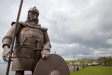İskoçya 'nın Largs kentindeki Viking Magnus' un 4 metre yüksekliğindeki çelik heykeli. İngiltere. 2013 yılında, 1263 yılındaki Largs Savaşı 'nın 750. yıldönümü anısına dikilmiştir. Largs, Kuzey Ayrshire 'da Clyde' ın Firth of Clyde 'ına bağlı bir kasabadır..  