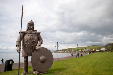 İskoçya 'nın Largs kentindeki Viking Magnus' un 4 metre yüksekliğindeki çelik heykeli. İngiltere. 2013 yılında, 1263 yılındaki Largs Savaşı 'nın 750. yıldönümü anısına dikilmiştir. Largs, Kuzey Ayrshire 'da Clyde' ın Firth of Clyde 'ına bağlı bir kasabadır..  