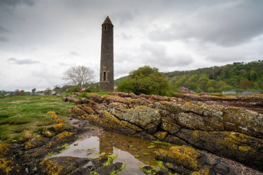 Largs 'ın en ünlü anıtı, Mezuniyet Balosu' nun güney ucunda, Largs Marina yakınlarında yer alan Kalem 'dir. Kalem 1912 'de, İskoç Kralı Haco' nun Norveç birliklerini yendiği 1263 Savaşı anısına inşa edildi.. 