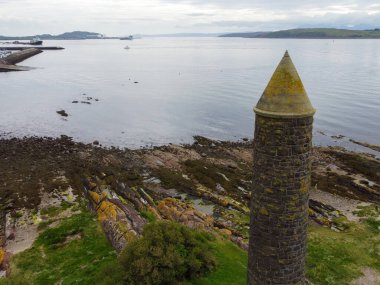 Largs 'ın en ünlü anıtı, Mezuniyet Balosu' nun güney ucunda, Largs Marina yakınlarında yer alan Kalem 'dir. Kalem 1912 'de, İskoç Kralı Haco' nun Norveç birliklerini yendiği 1263 Savaşı anısına inşa edildi.. 