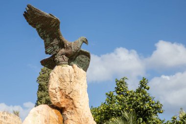 Alcudia 'daki anıt İmparator Carlos' a bağlılığını ilan ediyor. Alcdia Şehir Duvarları, İspanya 'nın Majorca' yı fethetmesi Porta de Xara ve Porta de Mallorca, Mayorka. Mallorca, Balearic Adası, İspanya 