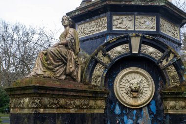 Saracen Çeşmesi, Alexandra Park, Glasgow, İskoçya 'da bulunan süslü çeşme. İngiltere. 1901 Glasgow Uluslararası Sergisi için Macfarlane and Co. 'nun Saracen Dökümhanesi tarafından dökme demirden yapılmıştır. 