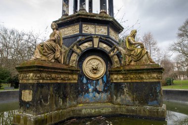 Saracen Çeşmesi, Alexandra Park, Glasgow, İskoçya 'da bulunan süslü çeşme. İngiltere. 1901 Glasgow Uluslararası Sergisi için Macfarlane and Co. 'nun Saracen Dökümhanesi tarafından dökme demirden yapılmıştır. 