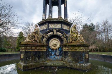 Saracen Çeşmesi, Alexandra Park, Glasgow, İskoçya 'da bulunan süslü çeşme. İngiltere. 1901 Glasgow Uluslararası Sergisi için Macfarlane and Co. 'nun Saracen Dökümhanesi tarafından dökme demirden yapılmıştır. 