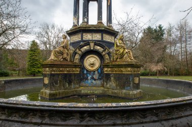 Saracen Çeşmesi, Alexandra Park, Glasgow, İskoçya 'da bulunan süslü çeşme. İngiltere. 1901 Glasgow Uluslararası Sergisi için Macfarlane and Co. 'nun Saracen Dökümhanesi tarafından dökme demirden yapılmıştır. 