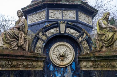 Saracen Çeşmesi, Alexandra Park, Glasgow, İskoçya 'da bulunan süslü çeşme. İngiltere. 1901 Glasgow Uluslararası Sergisi için Macfarlane and Co. 'nun Saracen Dökümhanesi tarafından dökme demirden yapılmıştır. 