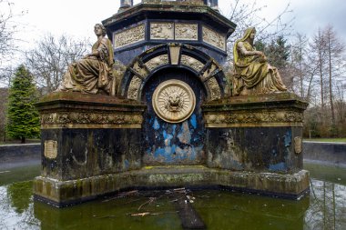 Saracen Çeşmesi, Alexandra Park, Glasgow, İskoçya 'da bulunan süslü çeşme. İngiltere. 1901 Glasgow Uluslararası Sergisi için Macfarlane and Co. 'nun Saracen Dökümhanesi tarafından dökme demirden yapılmıştır. 