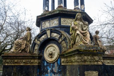 Saracen Çeşmesi, Alexandra Park, Glasgow, İskoçya 'da bulunan süslü çeşme. İngiltere. 1901 Glasgow Uluslararası Sergisi için Macfarlane and Co. 'nun Saracen Dökümhanesi tarafından dökme demirden yapılmıştır. 