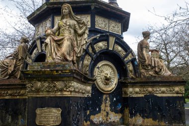 Saracen Çeşmesi, Alexandra Park, Glasgow, İskoçya 'da bulunan süslü çeşme. İngiltere. 1901 Glasgow Uluslararası Sergisi için Macfarlane and Co. 'nun Saracen Dökümhanesi tarafından dökme demirden yapılmıştır. 