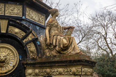 Saracen Çeşmesi, Alexandra Park, Glasgow, İskoçya 'da bulunan süslü çeşme. İngiltere. 1901 Glasgow Uluslararası Sergisi için Macfarlane and Co. 'nun Saracen Dökümhanesi tarafından dökme demirden yapılmıştır. 