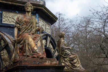Saracen Çeşmesi, Alexandra Park, Glasgow, İskoçya 'da bulunan süslü çeşme. İngiltere. 1901 Glasgow Uluslararası Sergisi için Macfarlane and Co. 'nun Saracen Dökümhanesi tarafından dökme demirden yapılmıştır. 