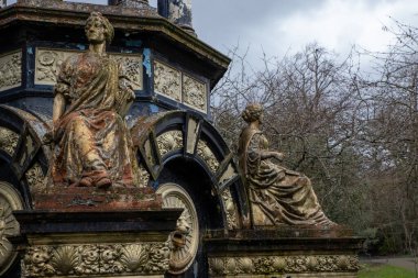 Saracen Çeşmesi, Alexandra Park, Glasgow, İskoçya 'da bulunan süslü çeşme. İngiltere. 1901 Glasgow Uluslararası Sergisi için Macfarlane and Co. 'nun Saracen Dökümhanesi tarafından dökme demirden yapılmıştır. 