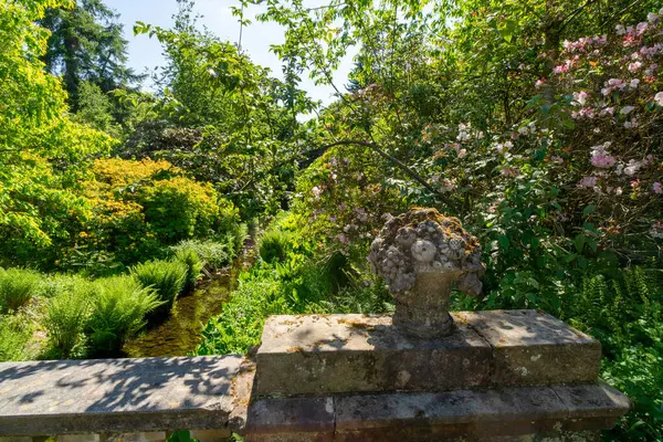 Viktorya döneminden kalma bir meyve sepeti turist yolunda bir köprüde. Finlaystone Şehir Parkı 'ndaki Woodland' da. İskoçya. Birleşik Krallık. 