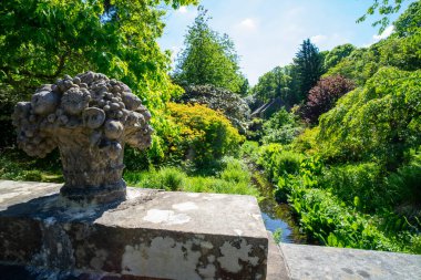 Viktorya döneminden kalma bir meyve sepeti turist yolunda bir köprüde. Finlaystone Şehir Parkı 'ndaki Woodland' da. İskoçya. Birleşik Krallık. 