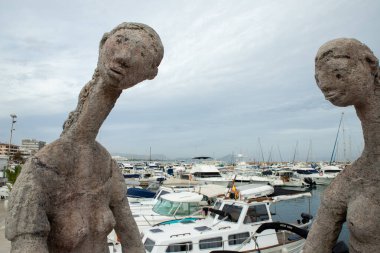 Joan Bennssar 'ın heykelleri. Mallorca 'da doğmuş bir ressam ve heykeltraş. Resmi bir ilkellik, klasik incelik ve avangardın çığır açan jesti. Picafort, Akdeniz 'in yeni Ithaca' sı 