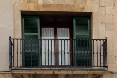 Pembe bir duvarda Akdeniz ülkesinin koyu renk panjurlu penceresi. Alcdia, Mayorka ya da Mallorca, Balear Adaları, İspanya. Akdeniz 'deki Ada. 