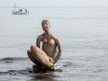 Joan Bennssar 'ın heykelleri. Mallorca Adası, Can Picafort, İspanya. Mallorca 'da doğmuş bir ressam ve heykeltraş. Resmi bir ilkellik, klasik incelik ve yenilikçilerin çığır açan jesti..