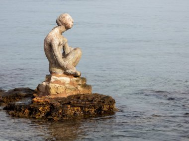 Joan Bennssar 'ın heykelleri. Mallorca Adası, Can Picafort, İspanya. Mallorca 'da doğmuş bir ressam ve heykeltraş. Resmi bir ilkellik, klasik incelik ve yenilikçilerin çığır açan jesti..
